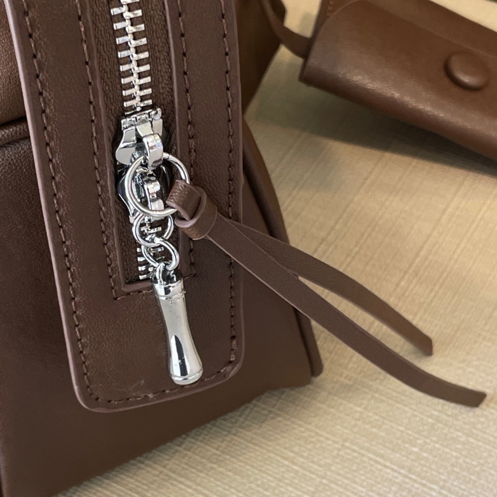 ▹免費送禮包裝◃ o’to shop 現代格調保齡球包 韓國🇰🇷 大容量 肩背包包 包包女 肩背包 女生包包 包包-細節圖6