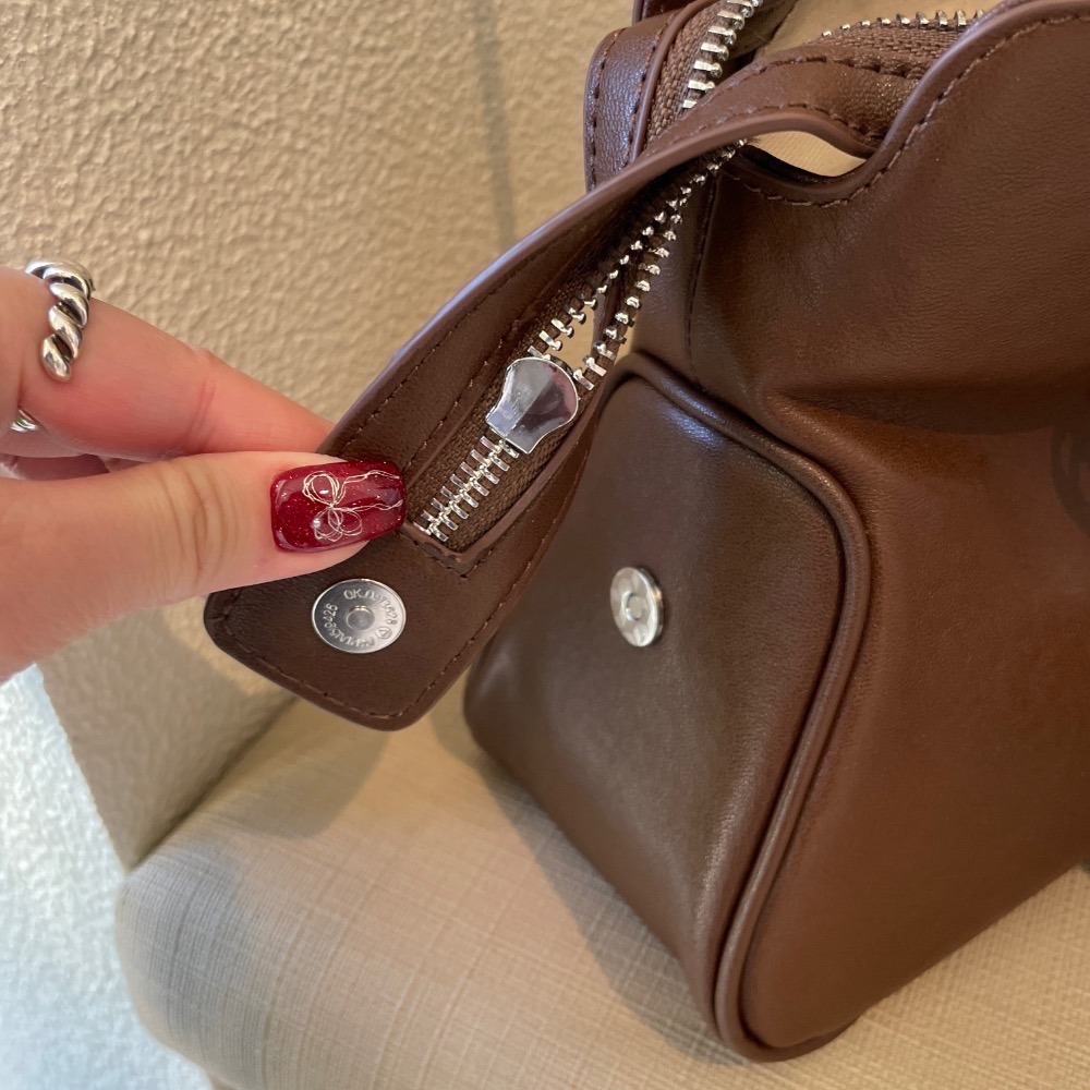 ▹免費送禮包裝◃ o’to shop 現代格調保齡球包 韓國🇰🇷 大容量 肩背包包 包包女 肩背包 女生包包 包包-細節圖9