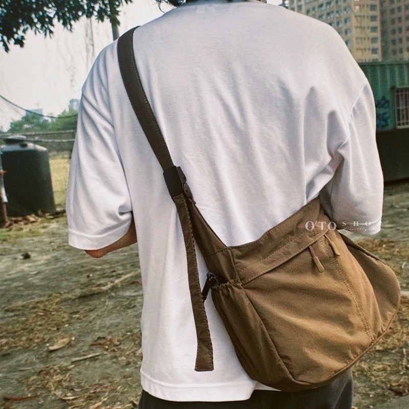 ▹免費送禮包裝◃o’to shop 學生大容量側背包 男女款 情侶包 學生包包 斜背包 尼龍包-細節圖4