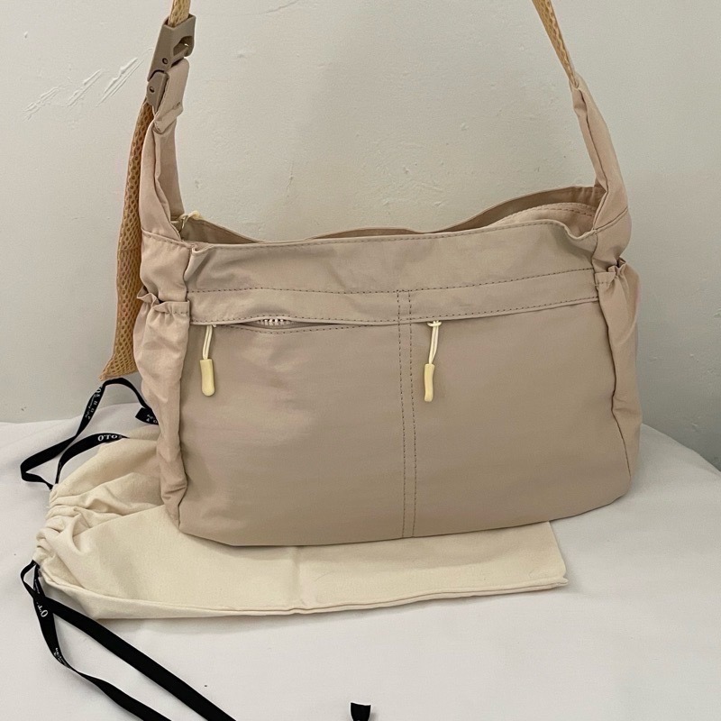 ▹免費送禮包裝◃o’to shop 學生大容量側背包 男女款 情侶包 學生包包 斜背包 尼龍包-規格圖8