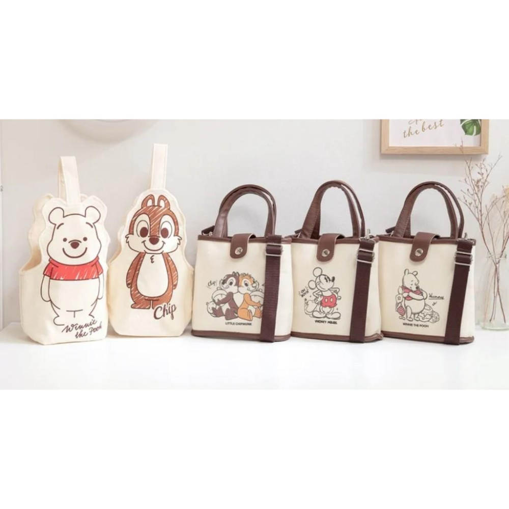 ♛7-11限定♛ 維尼提袋 迪士尼造型帆布萬用袋 手繪風飲料提袋 增加彈性繩專門固定飲料-細節圖2