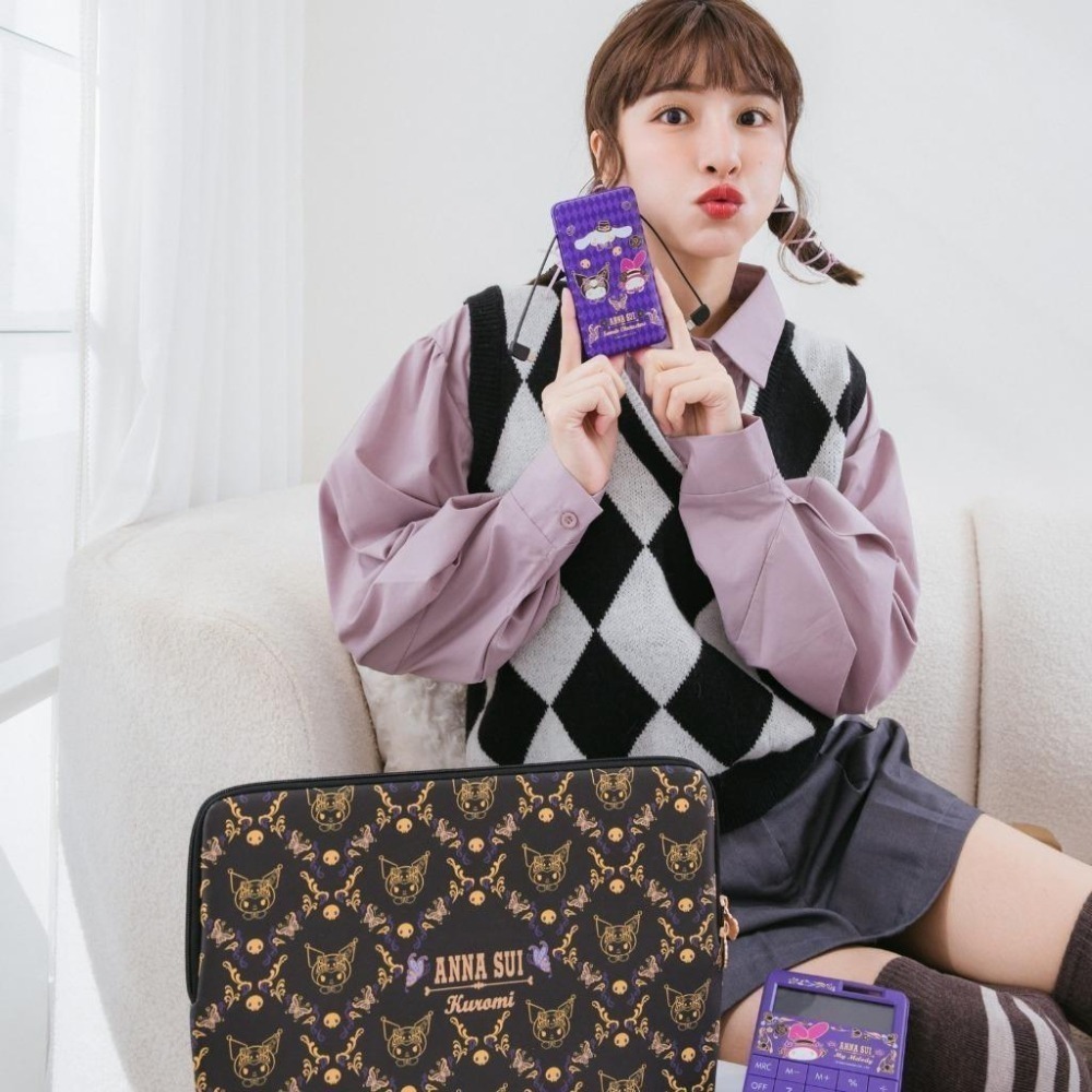 🦋ANNA SUI三麗鷗明星夢幻時尚🦋皮革收納包 隨行包 斜背包 皮革眼鏡盒 萬用桌墊 皮革電腦包 無線光學滑鼠-細節圖2