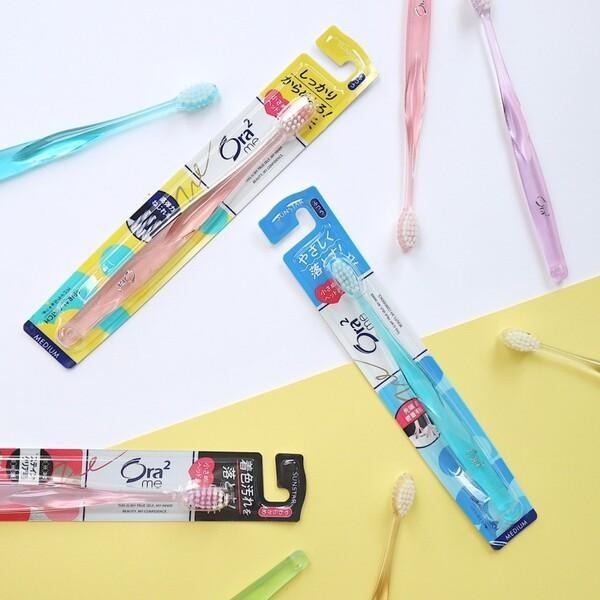 日本 Ora2 me 彈力動感牙刷-中性毛 (顏色隨機出貨) SUNSTAR 三詩達官方直營-細節圖3