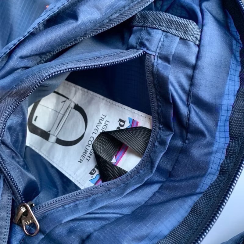 現貨黑/藍Patagonia Travel Courie 可折疊收納 防水 斜背包 旅行包 17L-細節圖2