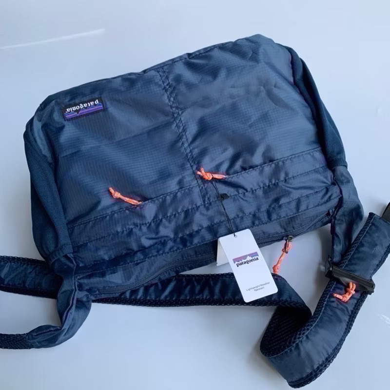 現貨黑/藍Patagonia Travel Courie 可折疊收納 防水 斜背包 旅行包 17L-細節圖4