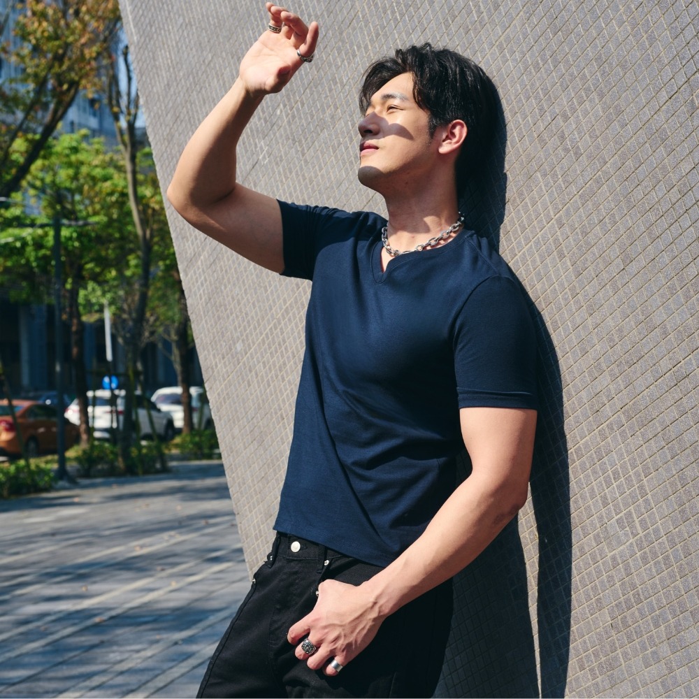 ◖現貨快速出貨◗ TAICHI素T專賣 | V領庫瑪 | 鈦金棉V領顯瘦 修飾臉型健身肌肉 素色男生 短袖T恤-細節圖7