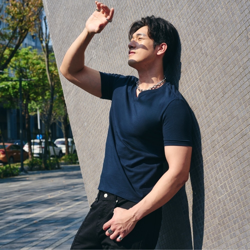 ◖現貨快速出貨◗ TAICHI素T專賣 | V領庫瑪 | 鈦金棉V領顯瘦 修飾臉型健身肌肉 素色男生 短袖T恤-細節圖7