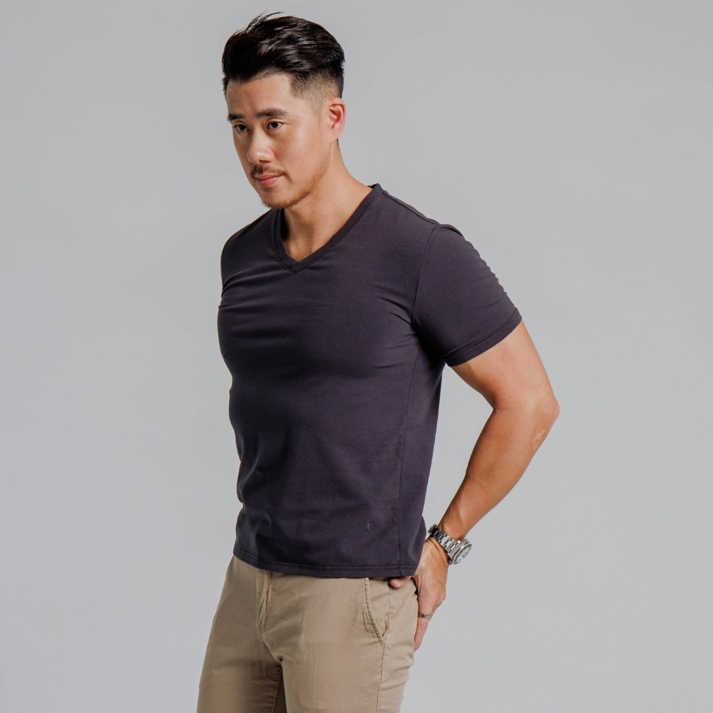 ◖現貨快速出貨◗ TAICHI素T專賣 | V領庫瑪 | 鈦金棉V領顯瘦 修飾臉型健身肌肉 素色男生 短袖T恤-細節圖8