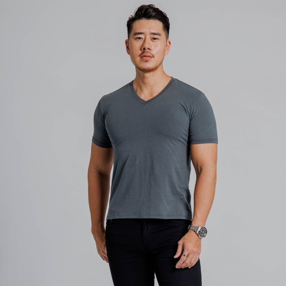 ◖現貨快速出貨◗ TAICHI素T專賣 | V領庫瑪 | 鈦金棉V領顯瘦 修飾臉型健身肌肉 素色男生 短袖T恤-細節圖9