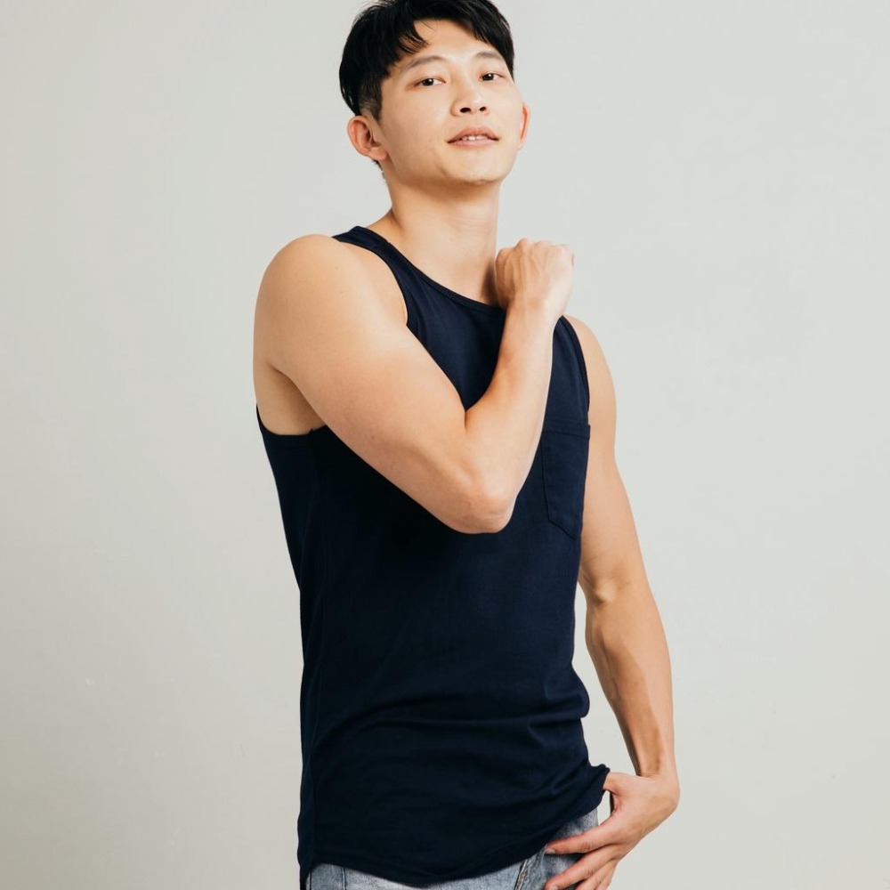 ◖24H快速出貨◗ TAICHI素T | 伊森 |  前短後長包覆圓弧下擺長版無袖運動口袋棉料男生挖背背心(大尺碼)-細節圖9