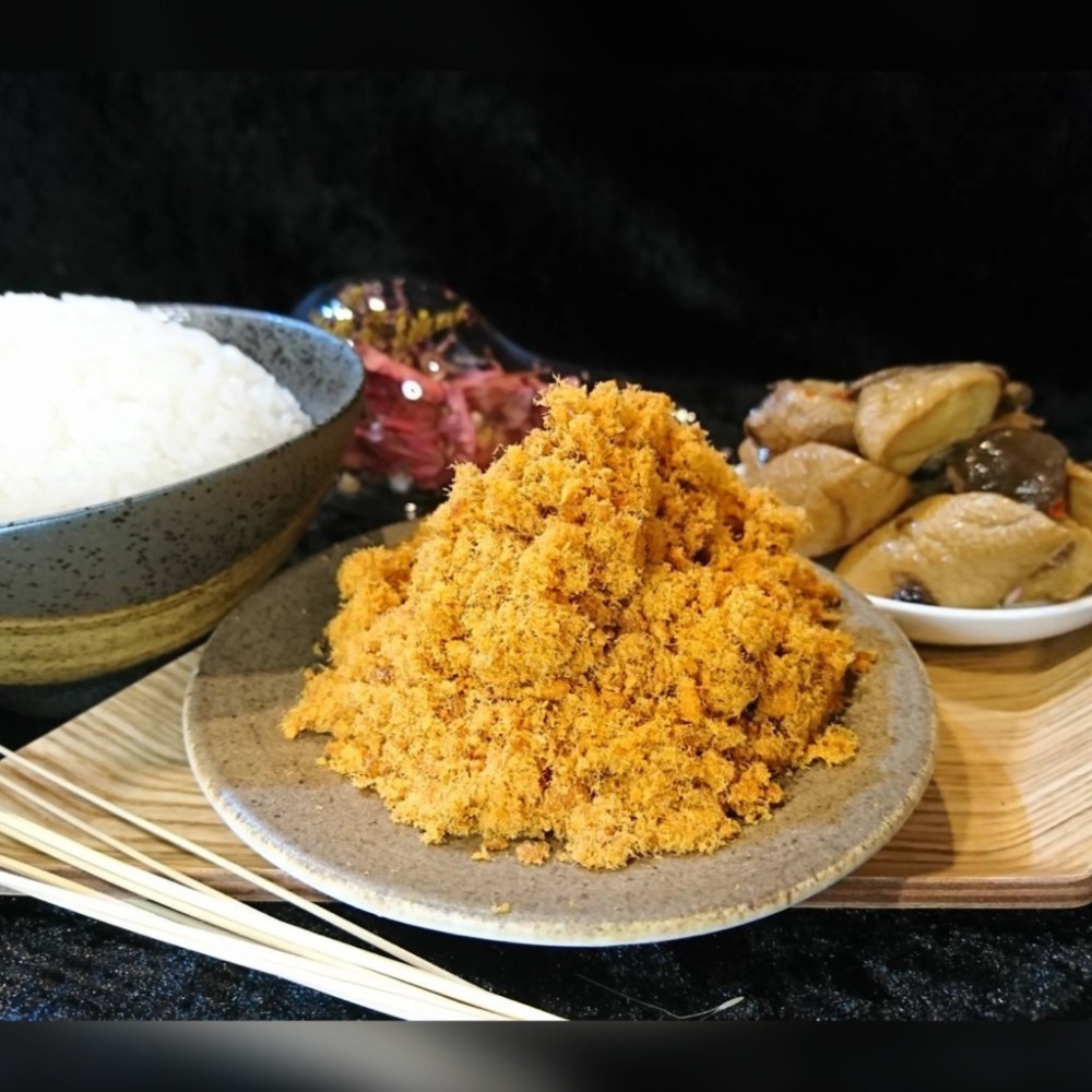 【旗魚脯】新鮮魚肉煮熟後，經過調味翻炒，增加魚肉的美味，湯汁含量較高，有顆粒狀，吃起來口感，名產 伴手禮 【胖胖豬】-細節圖2