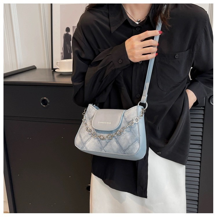 【RuRu】小眾設計 兩色可換背帶花花裝飾包 黑色 藍色 PU材質 上長20 下長24 高15 cm-細節圖3