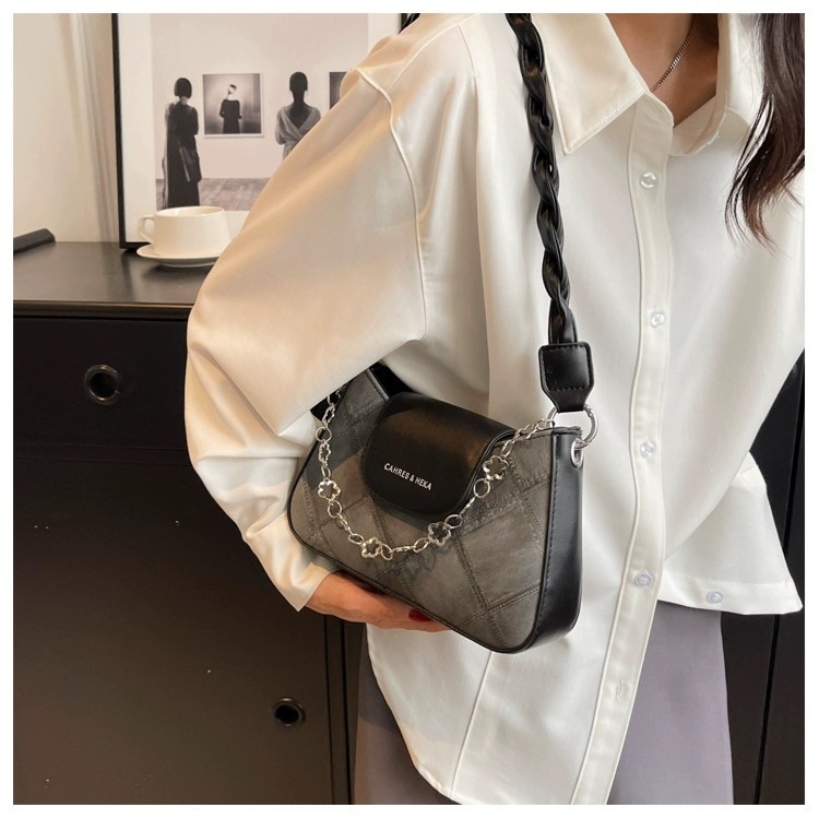 【RuRu】小眾設計 兩色可換背帶花花裝飾包 黑色 藍色 PU材質 上長20 下長24 高15 cm-細節圖4