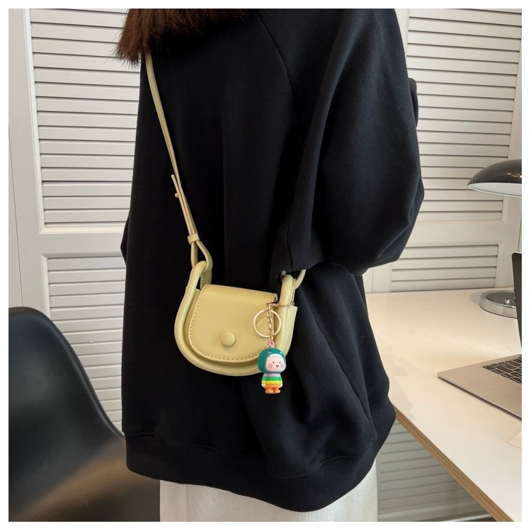 【RuRu】小眾設計 小廢包 耳機包 不含吊飾呦 白色 黃色 粉色 綠色 黑色 PU材質 長12 高10 厚6 公分-細節圖4