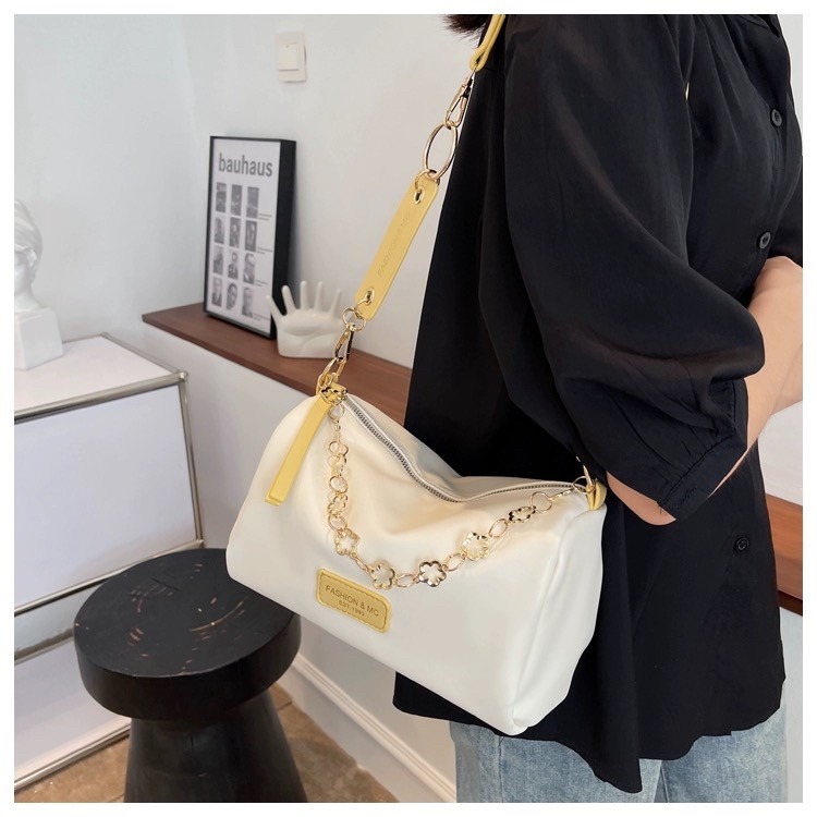 【RuRu】小眾設計 今年流行枕頭包 有長短兩種背帶 黃白 咖白 綠白 全黑 PU材質 長26 高16.5 厚12公分-細節圖3