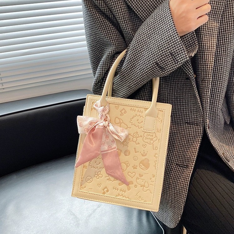 【RuRu】小眾設計 可愛壓紋斜背/手提包 米黃色 粉色 藍色 黑色 PU材質 寬19 高23 厚8 (cm)-細節圖3