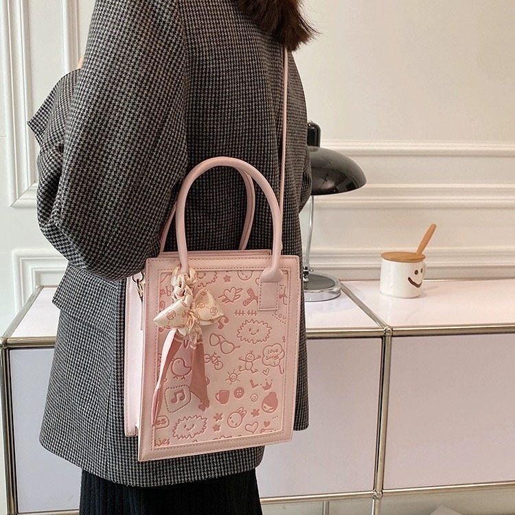 【RuRu】小眾設計 可愛壓紋斜背/手提包 米黃色 粉色 藍色 黑色 PU材質 寬19 高23 厚8 (cm)-細節圖4