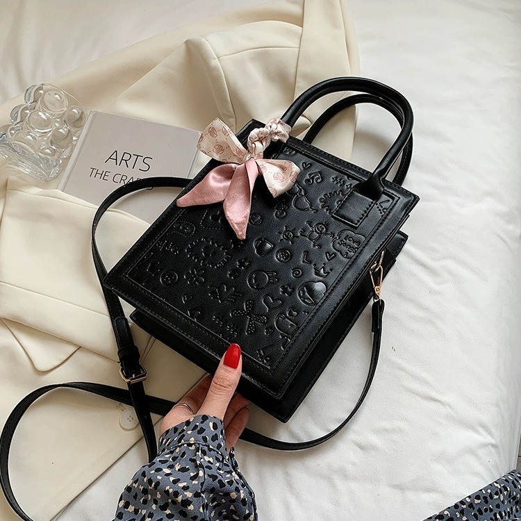 【RuRu】小眾設計 可愛壓紋斜背/手提包 米黃色 粉色 藍色 黑色 PU材質 寬19 高23 厚8 (cm)-細節圖5