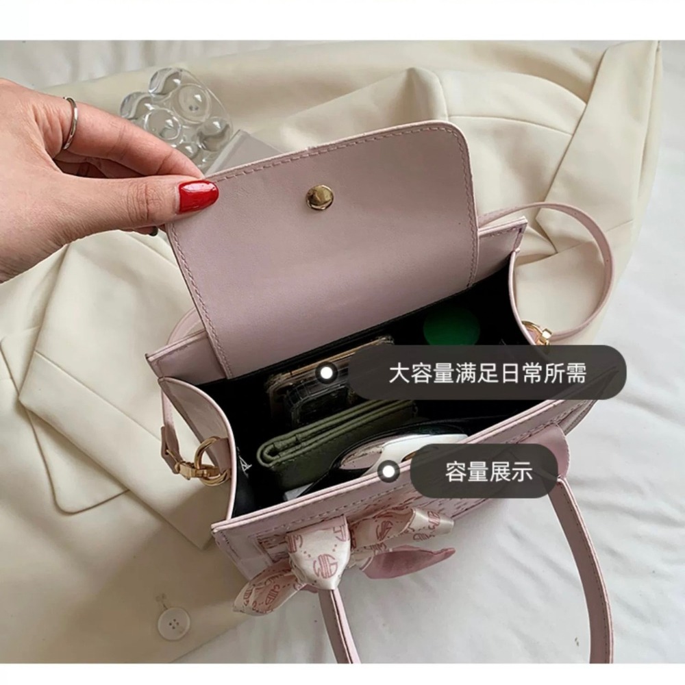 【RuRu】小眾設計 可愛壓紋斜背/手提包 米黃色 粉色 藍色 黑色 PU材質 寬19 高23 厚8 (cm)-細節圖6