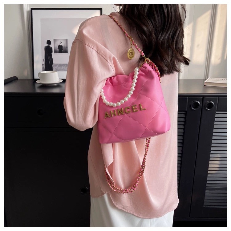 【RuRu】小眾設計款 格菱鏈條斜挎水桶包 PU材質 米白/咖啡/藍/粉/黑色 長21 寬8 高18 (cm)-細節圖2