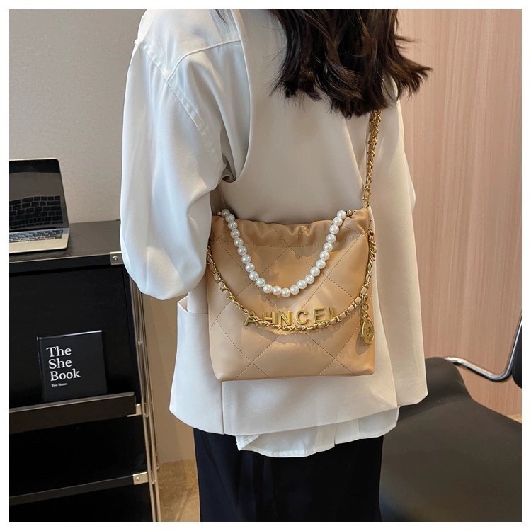 【RuRu】小眾設計款 格菱鏈條斜挎水桶包 PU材質 米白/咖啡/藍/粉/黑色 長21 寬8 高18 (cm)-細節圖4