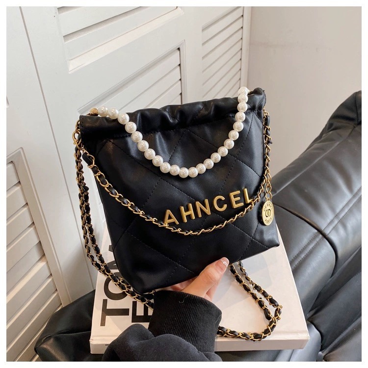 【RuRu】小眾設計款 格菱鏈條斜挎水桶包 PU材質 米白/咖啡/藍/粉/黑色 長21 寬8 高18 (cm)-細節圖5