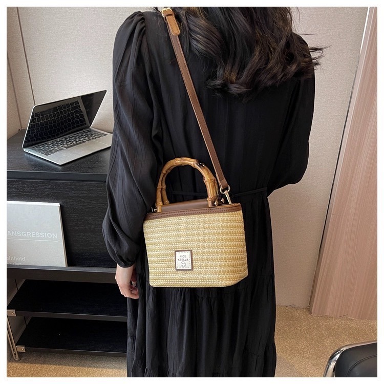 【RuRu】小眾包包 編織手提草編水桶包/斜挎包 編織草材質 長21 寬10 高16 (cm) 卡其 米白-細節圖3