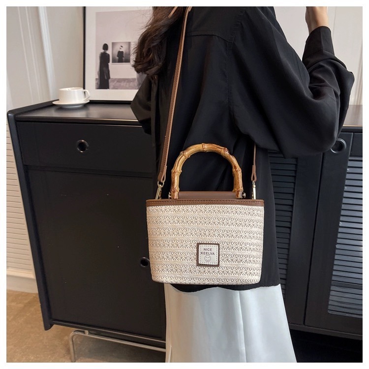 【RuRu】小眾包包 編織手提草編水桶包/斜挎包 編織草材質 長21 寬10 高16 (cm) 卡其 米白-細節圖4
