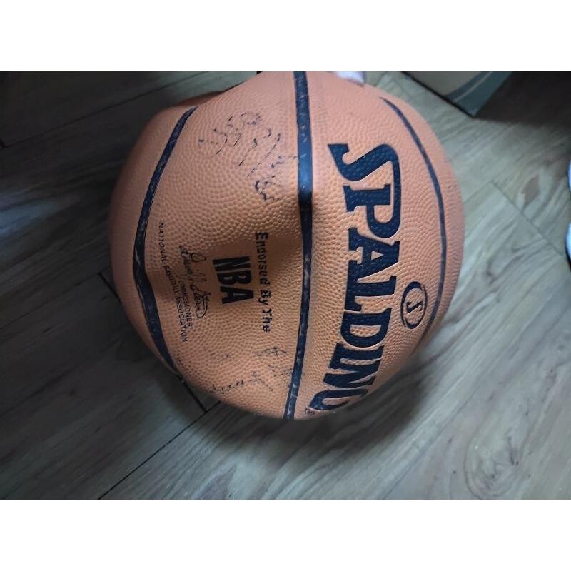 SPALDING 斯伯丁 籃球 當初是再義賣買的,很很多職籃球星的簽名,但都磨掉了 已沒氣-細節圖3