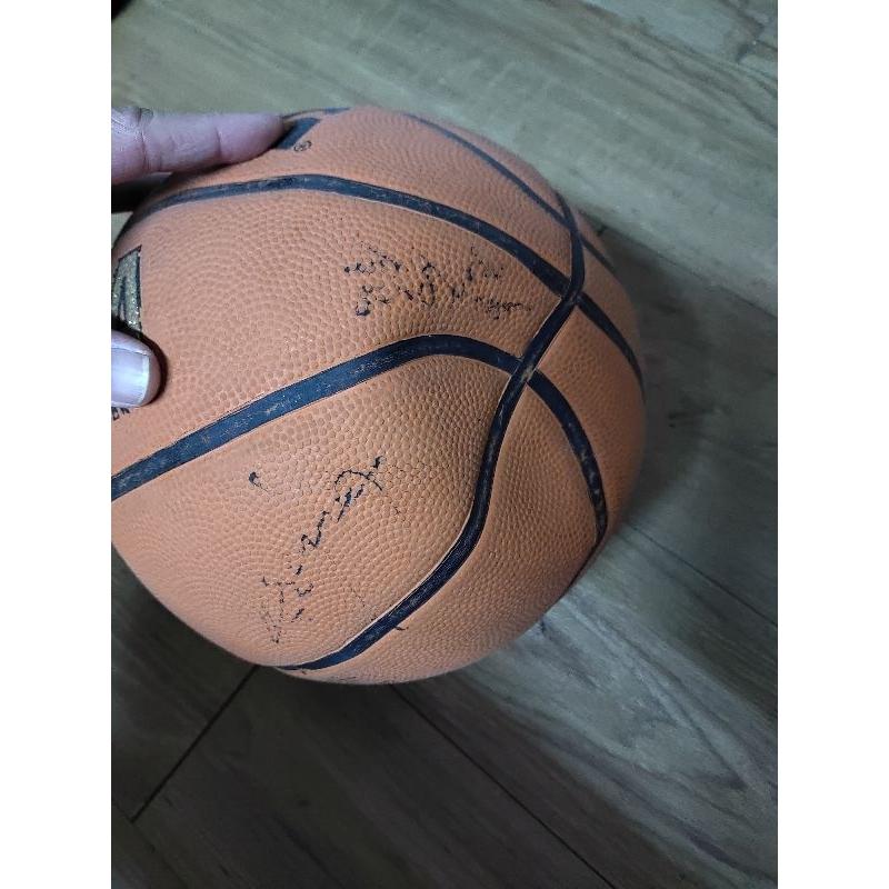 SPALDING 斯伯丁 籃球 當初是再義賣買的,很很多職籃球星的簽名,但都磨掉了 已沒氣-細節圖4