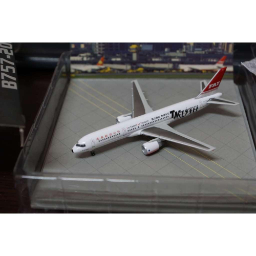 B757-200 FAT 1/400ダイキャストモデル　遠東航空　展示ケース付き B757-200 FAT 1/400ダイキャストモデル 展示ケース付き