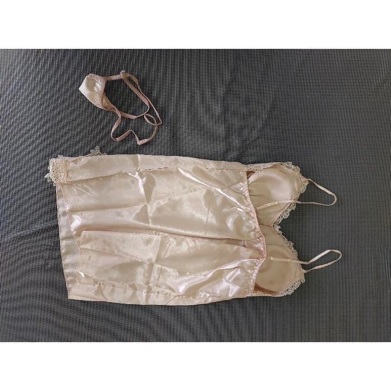大尺碼 冰絲緞面 細肩帶 睡衣 2XL 香檳色 含胸墊與丁字褲-細節圖3