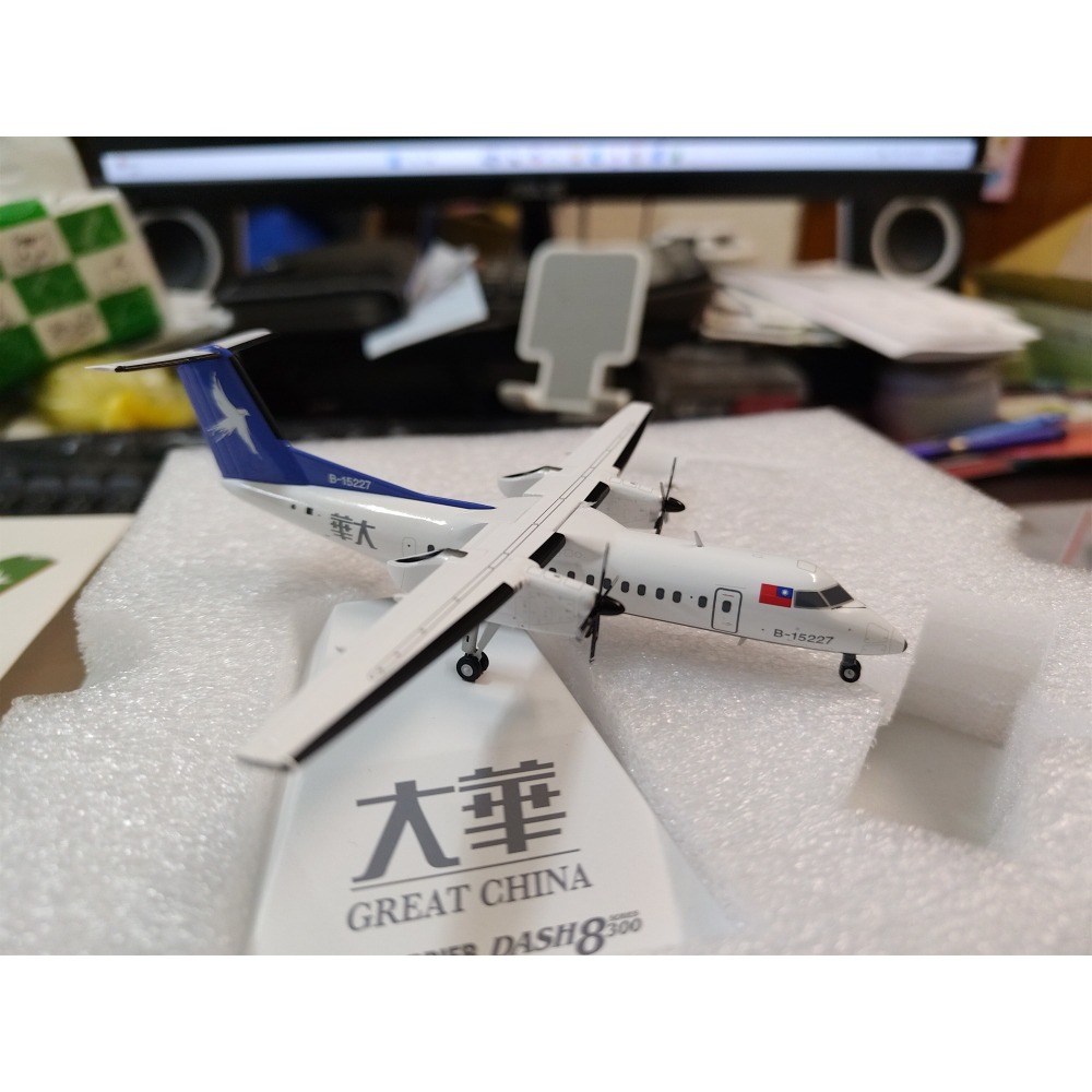 1:200 大華航空  Bombardier Dash 8-Q300 B-15237 ALBATROS製作-細節圖2