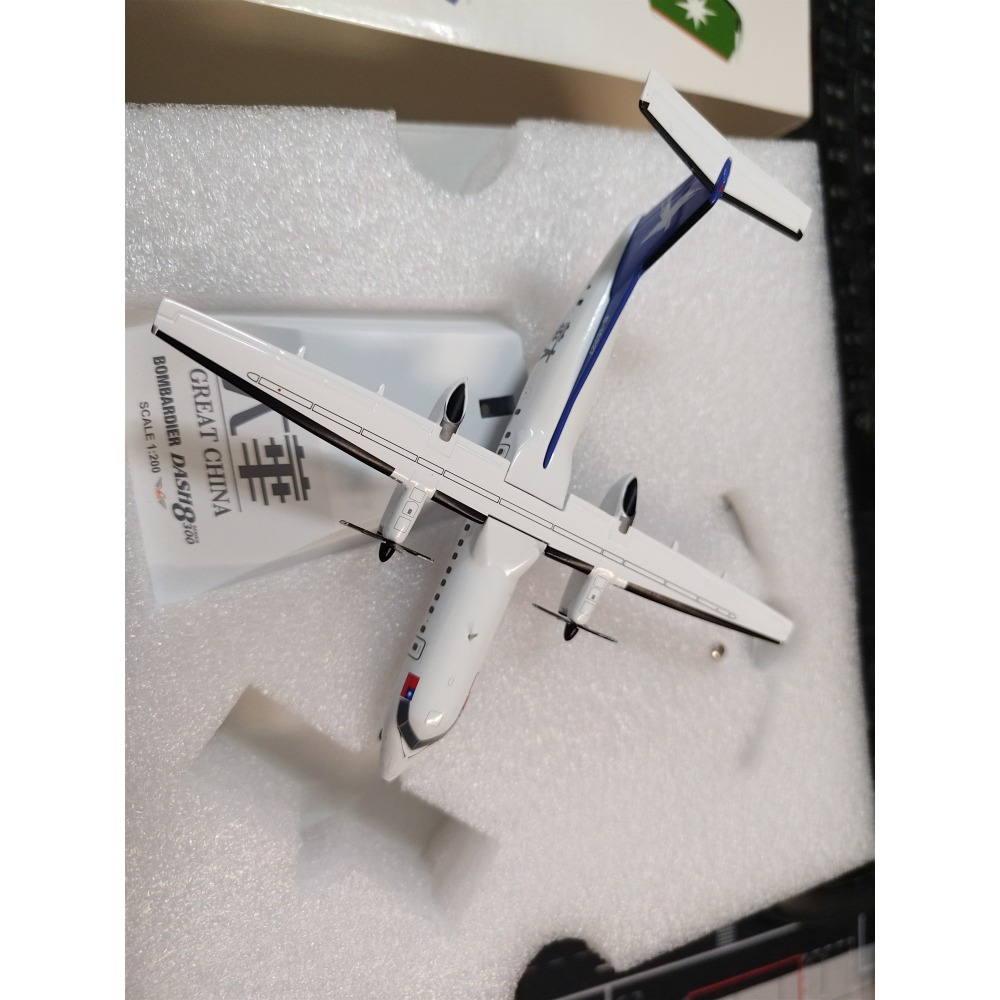 1:200 大華航空  Bombardier Dash 8-Q300 B-15237 ALBATROS製作-細節圖3