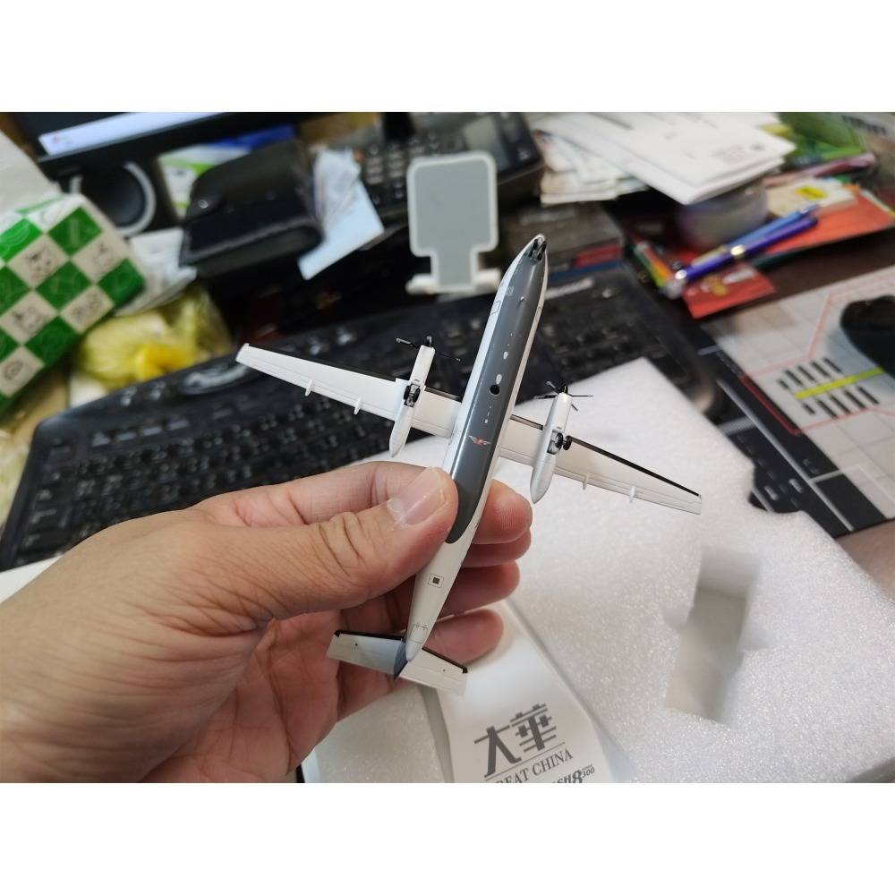 1:200 大華航空  Bombardier Dash 8-Q300 B-15237 ALBATROS製作-細節圖4