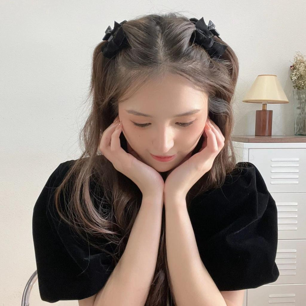 【台灣現貨24h寄出】韓系ins黑色絲絨蝴蝶結劉海髮夾 王心凌同款 公主頭抓夾 側邊夾 髮飾 頭飾 瀏海抓夾 小鯊魚夾-細節圖4