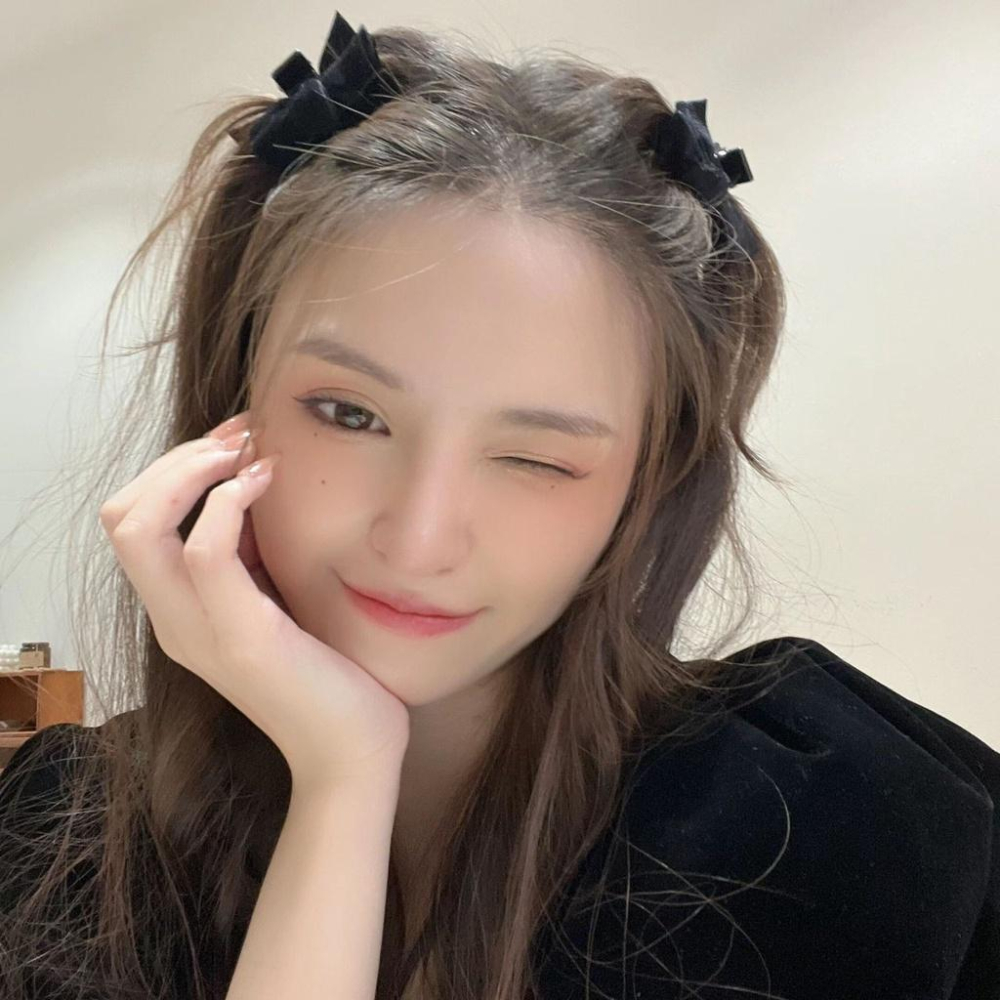 【台灣現貨24h寄出】韓系ins黑色絲絨蝴蝶結劉海髮夾 王心凌同款 公主頭抓夾 側邊夾 髮飾 頭飾 瀏海抓夾 小鯊魚夾-細節圖5
