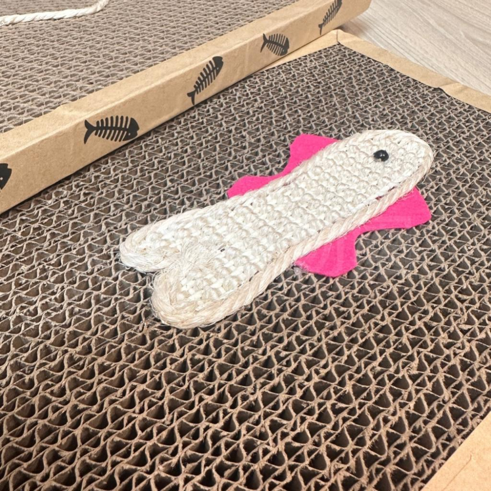 貓抓板『包邊』劍麻小魚 抓板 耐抓貓抓板 劍麻抓板 優選貓抓板 貓咪玩具 貓咪抓板 貓磨爪 貓抓柱 好命寵物園-細節圖9