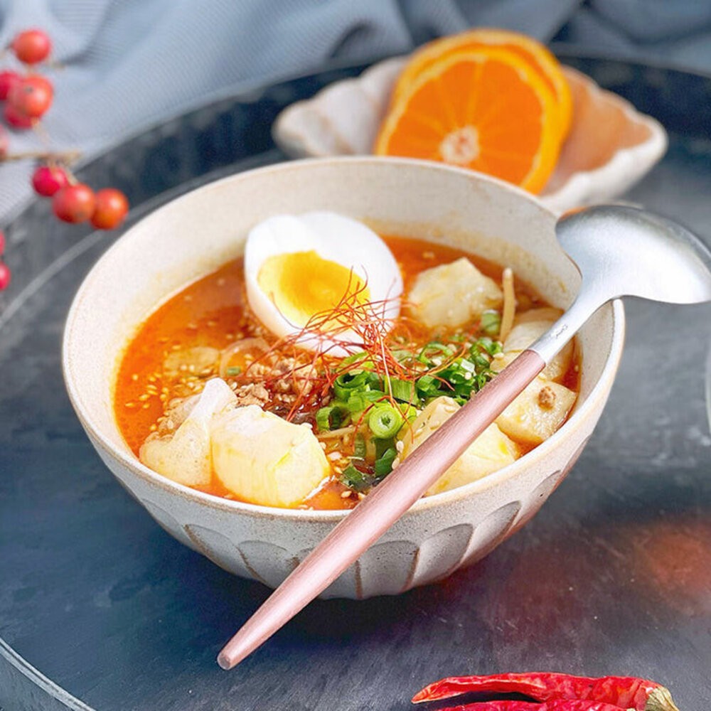 日本製 美濃燒 白釉鎬紋湯碗 Shinogi 菊型碗 陶瓷碗 拉麵碗 雕刻碗 不規則圓碗 日本進口 - 菲斯質感生活購物 - iOPEN Mall