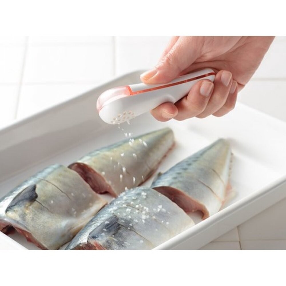日本製 LEYE灑鹽匙 不沾手 計量 撒鹽器 調味料湯匙 均勻量匙 篩鹽器 減鹽 定量撒鹽勺-細節圖2