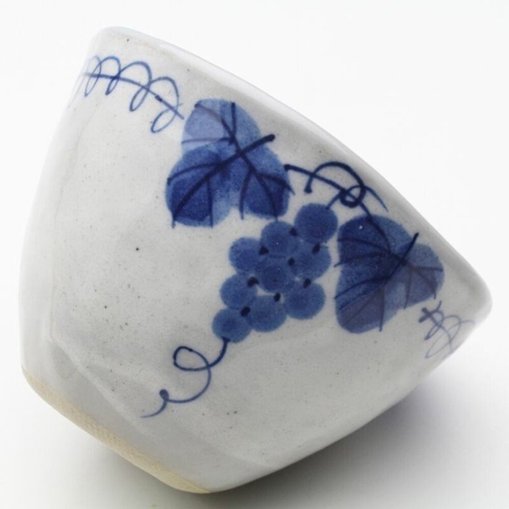 日本瀨戶燒 粉引葡萄茶杯 陶瓷麵碗 湯碗 片口杯 茶杯 茶碗 豬口杯 藍白葡萄紋 日式餐具 食器 日本進口-細節圖6