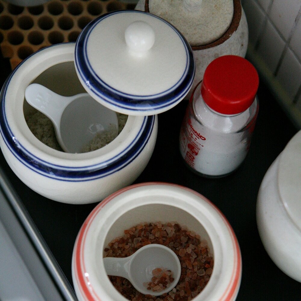 日本製 六魯 rokuro 深藍線條昭和復古 300ml 附蓋調味料罐｜陶瓷 醬油罐 糖罐 鹽罐 日本進口-細節圖3