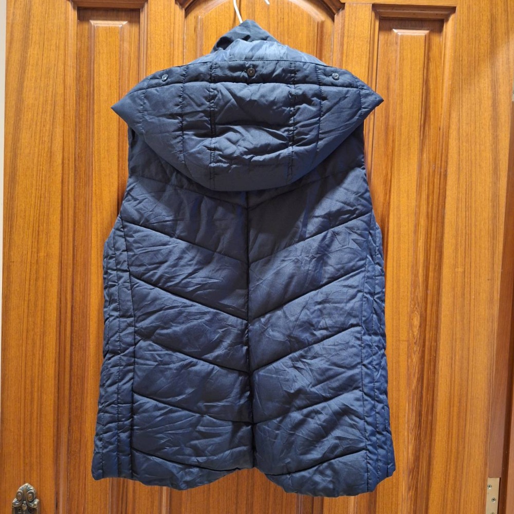 二手H&M女士冬季鋪棉立領連帽背心，尺碼42號-細節圖2
