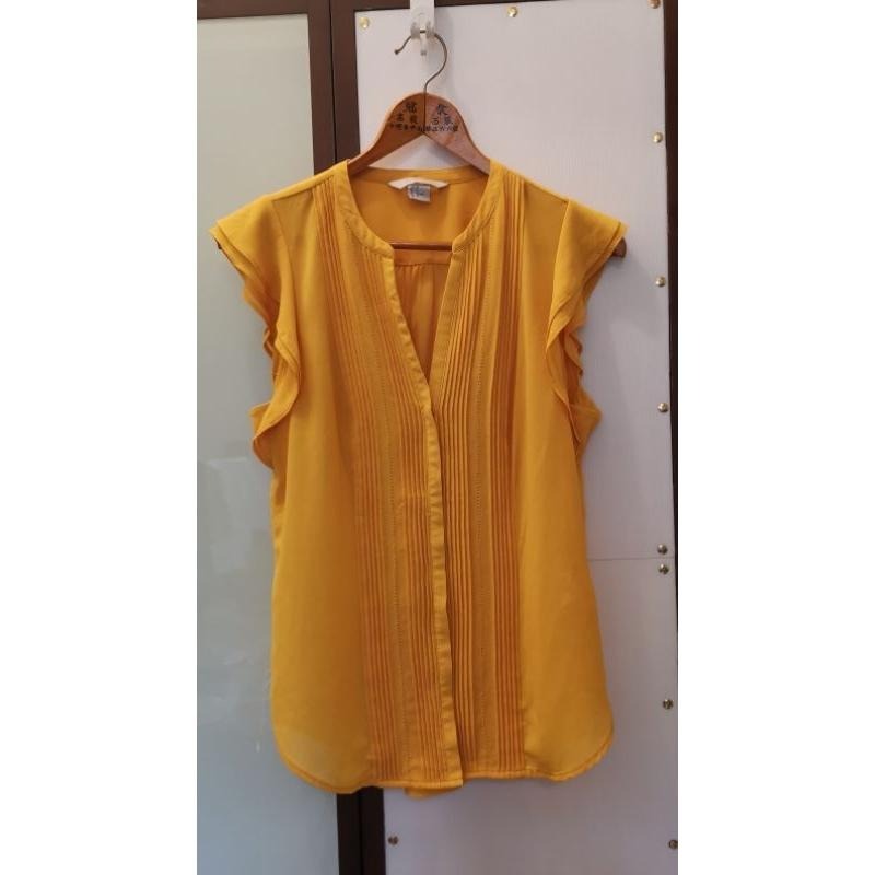 二手九成新女士夏季衣物，H&M Conscious鮮黃色低V領雪紡紗背心上衣一件，尺碼40號-細節圖2