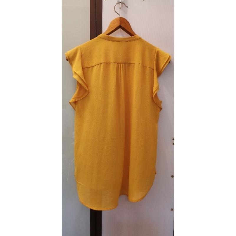 二手九成新女士夏季衣物，H&M Conscious鮮黃色低V領雪紡紗背心上衣一件，尺碼40號-細節圖3