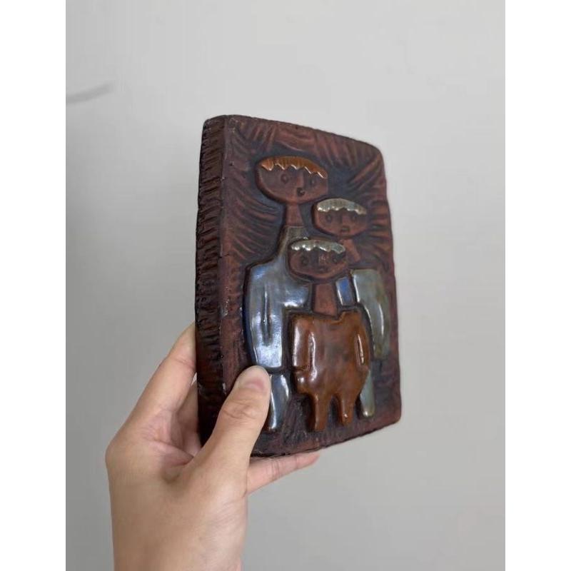 瑞典產，中古UE紅陶土掛畫，主題：溫馨一家三口-細節圖2