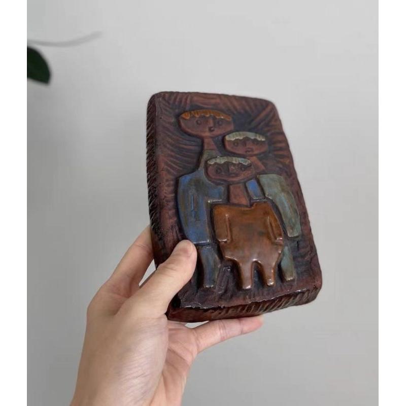 瑞典產，中古UE紅陶土掛畫，主題：溫馨一家三口-細節圖3