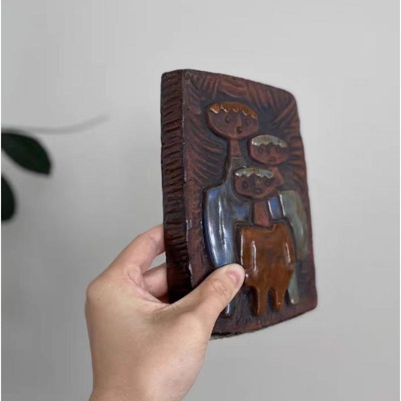 瑞典產，中古UE紅陶土掛畫，主題：溫馨一家三口-細節圖4