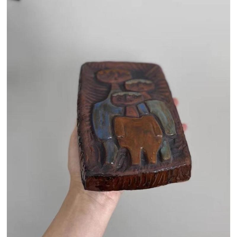 瑞典產，中古UE紅陶土掛畫，主題：溫馨一家三口-細節圖5