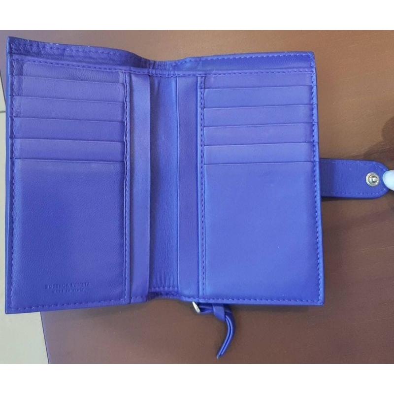 二手八成新紫色BOTTEGA VENETA拉鏈扣式中型皮夾-細節圖4